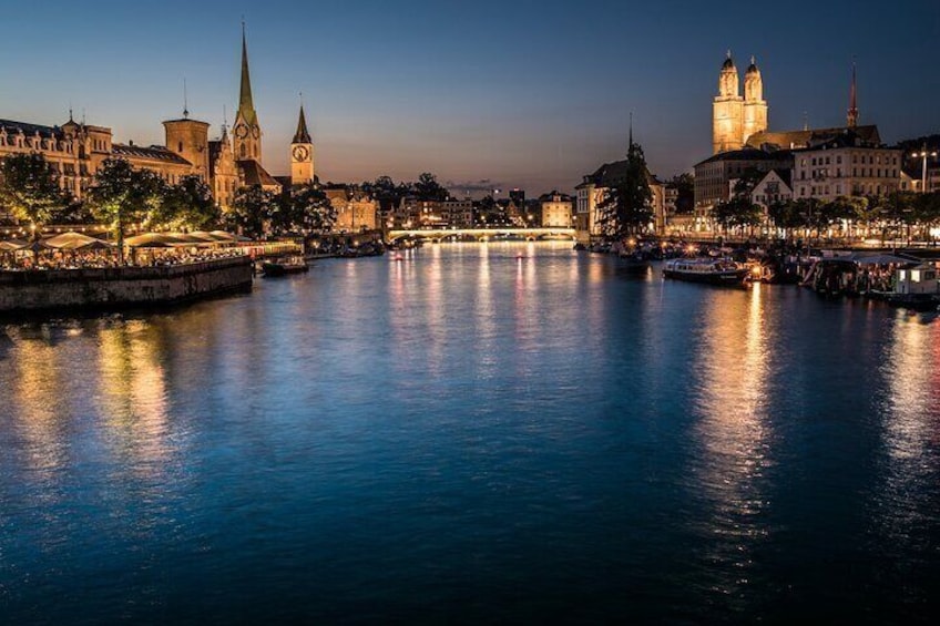Un fiume con edifici e una torre dell'orologio che si riflette nell'acqua. 2
