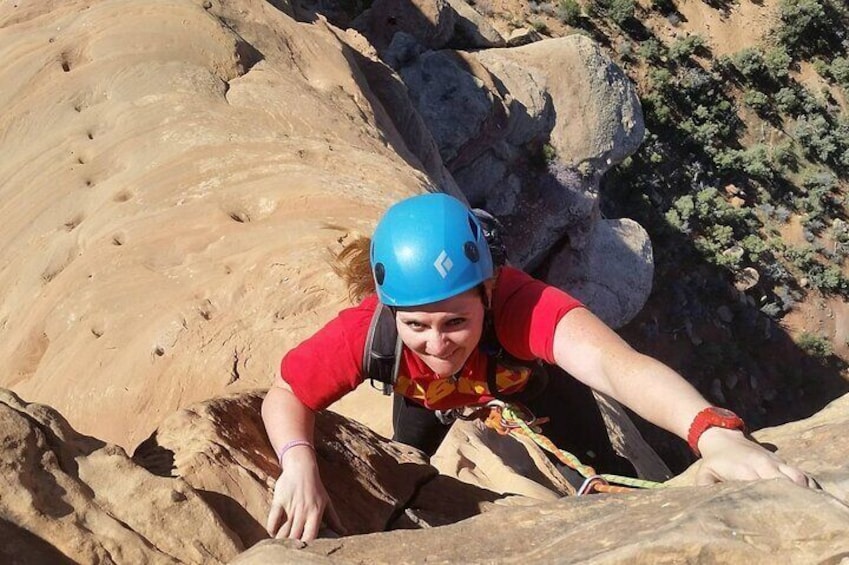 Eine Person klettert eine felsige Klippe hinauf. 3