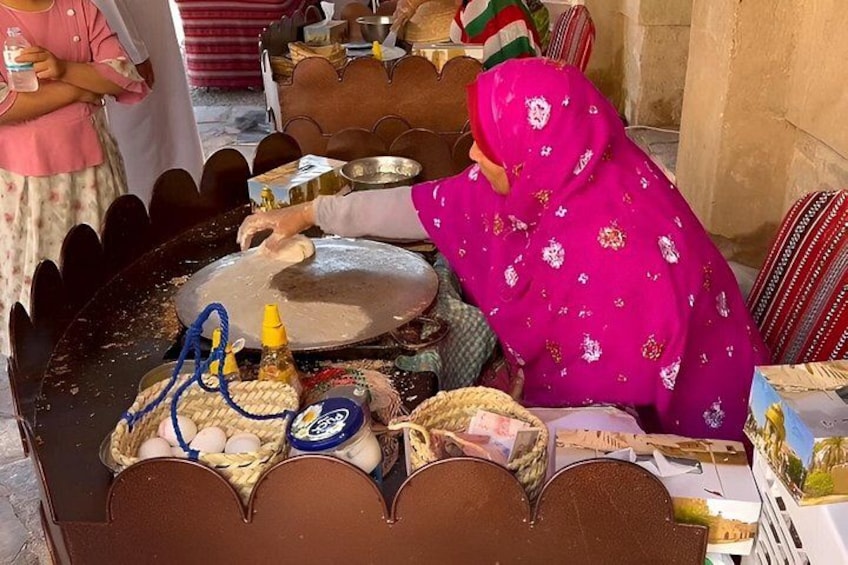 Una persona preparando comida sobre una superficie plana amplia, rodeada de diversos utensilios y recipientes de cocina. 5