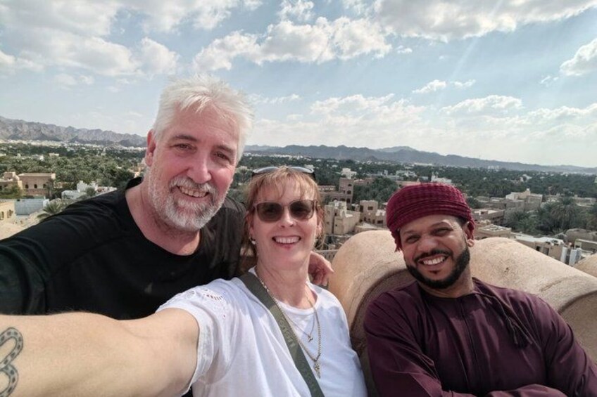 Drei Personen machen ein Selfie vor einer bergigen Landschaft. 4