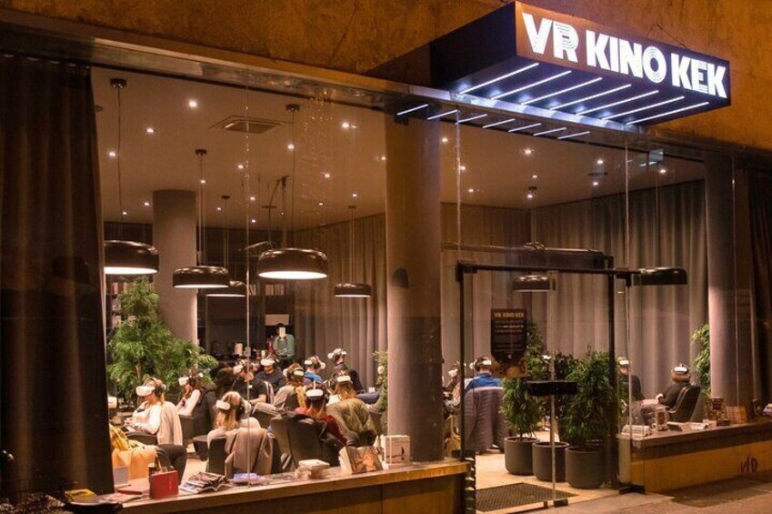 Cine de realidad virtual con un interior moderno y espectadores sentados en el interior. 4