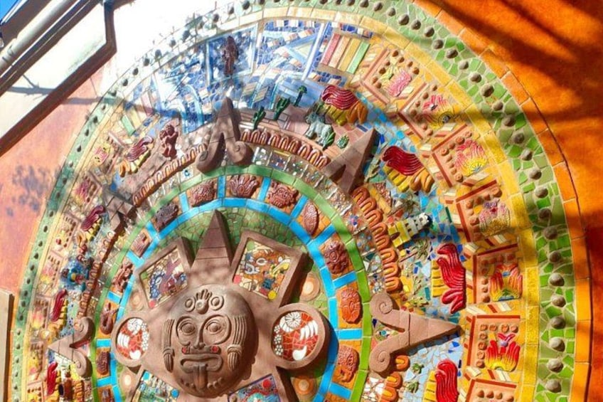 Un mosaico circular colorido con diseños y patrones intrincados. 3