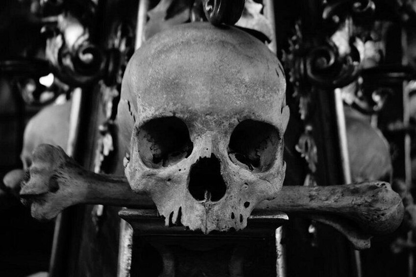 A skull with a crossbone. 4