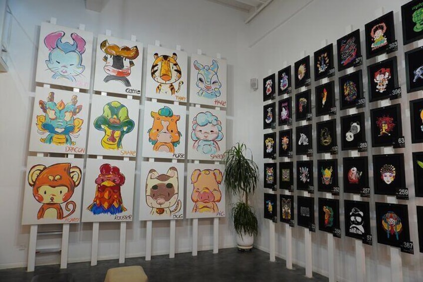 Una galería con coloridas ilustraciones de animales en las paredes. 4