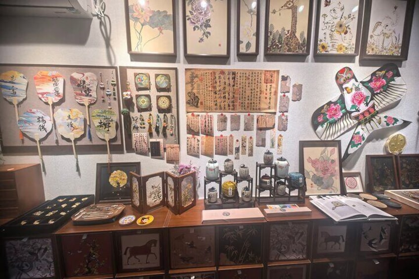 Exhibición de arte tradicional chino que incluye caligrafía, pinturas y objetos decorativos. 5