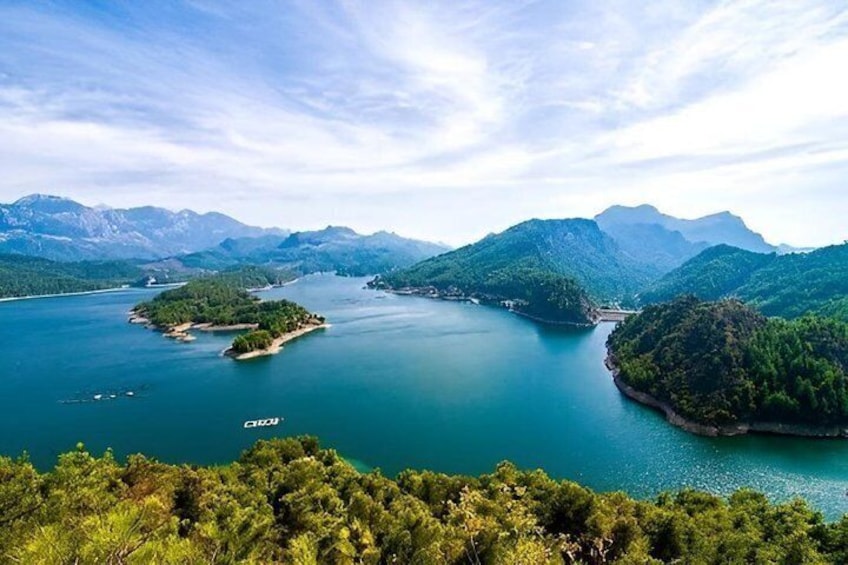 Un lago rodeado de montañas e islas. 3