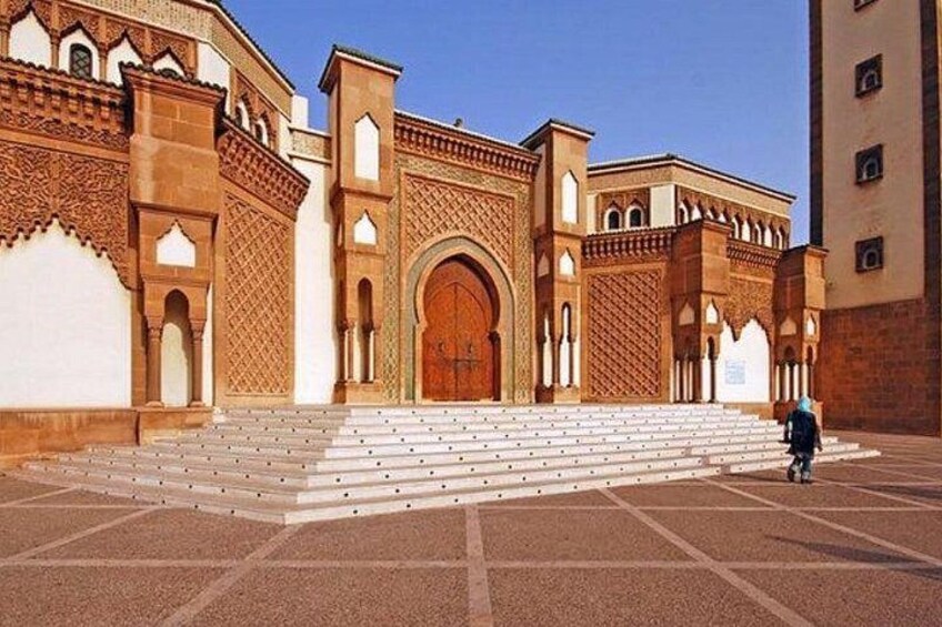 Un edificio histórico con arquitectura intrincada, una puerta de madera grande y una escalera que conduce a la entrada. 2