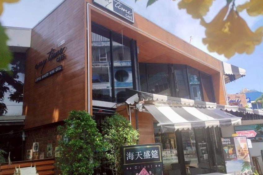 Un edificio con un letrero que dice 'Cafe Bakery Wine Grill'. 3