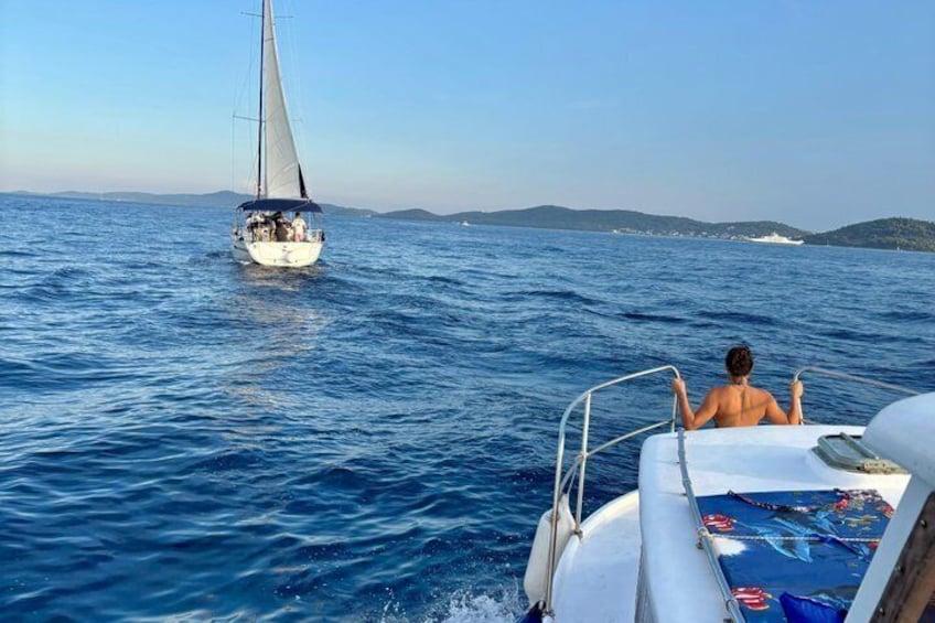 Eine Segelyacht auf dem Wasser, gesteuert von einer Person. 5