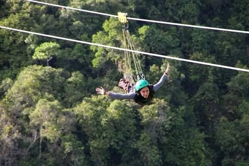 En person som hoppar bungyjump från en bro, med en tät skog under sig. 4