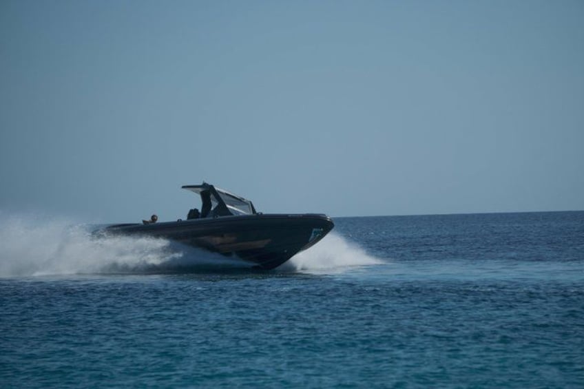 Ein Schnellboot fährt über ruhiges Meer. 5