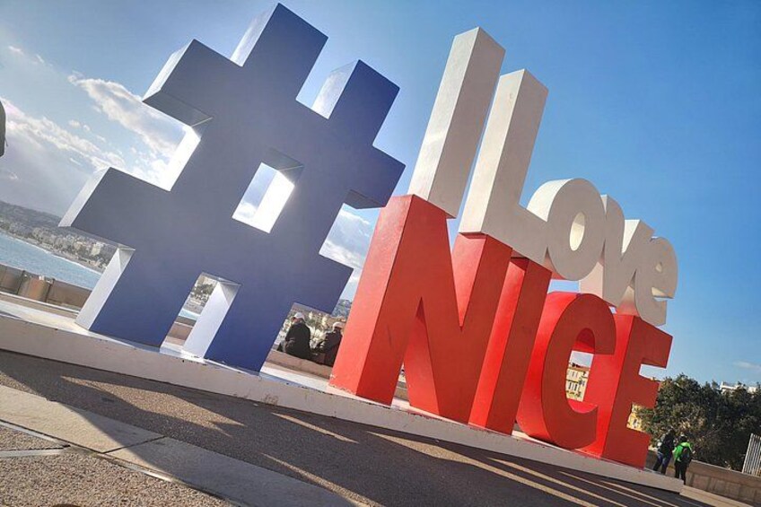 En stor utomhusstaty med orden ”Jag älskar NICE” och en hashtag-symbol. 1