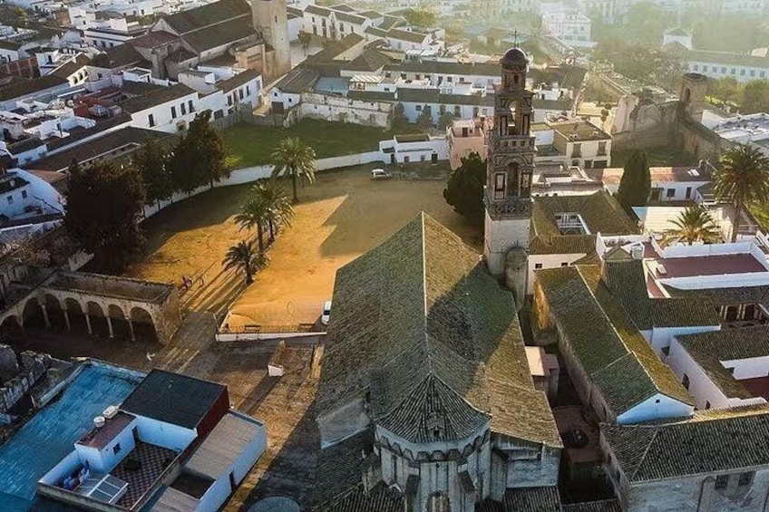 Une ville historique qui se distingue par son imposant clocher d’église, ses rues pavées et son architecture traditionnelle. 2