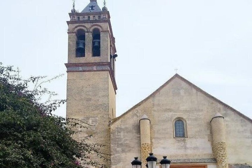 Une église dotée d’un clocher et surmontée d’une croix. 1