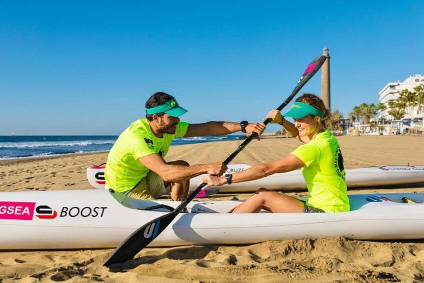 Esteban Medina teaching how to paddle next to the Maspalomas Lighthouse in Gran Canaria 4