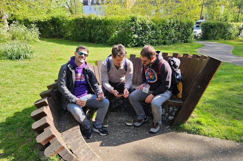 Tres personas sentadas en un banco del parque. 1