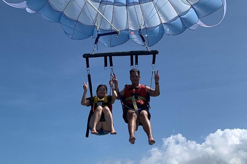 Zwei Personen mit Fallschirmen beim Fallschirmspringen. 4