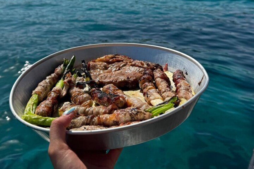 Boat excursion with barbecue on board 2
