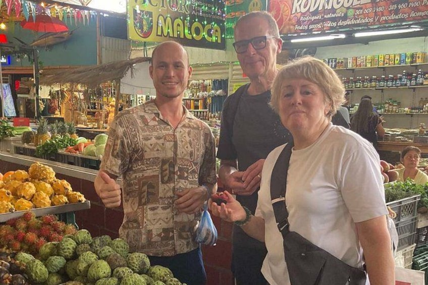 A market with fresh produce and a sign for 'MALOCAS'. 2
