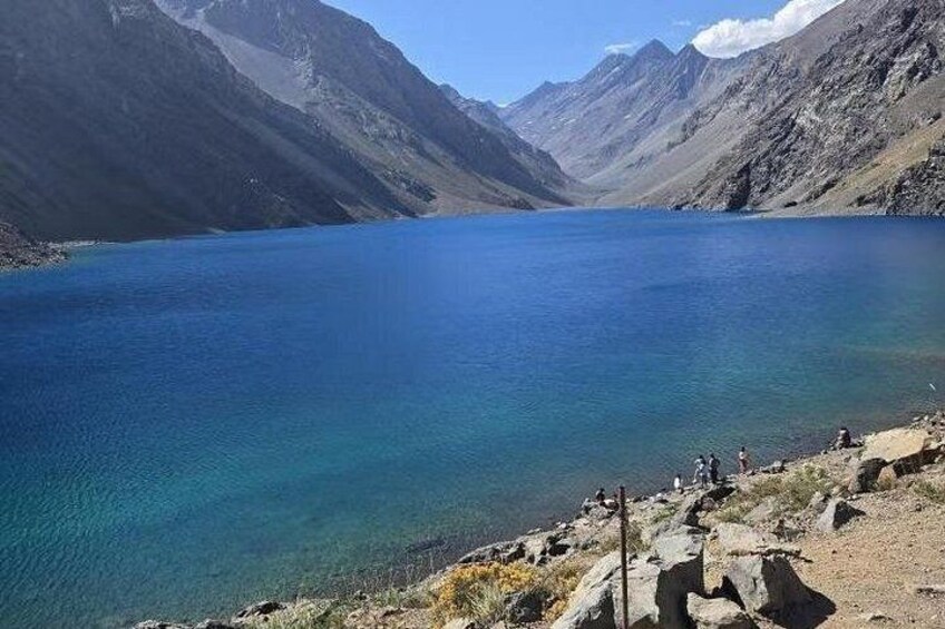 Un lago de montaña con aguas azules cristalinas rodeado de montañas escarpadas. 1