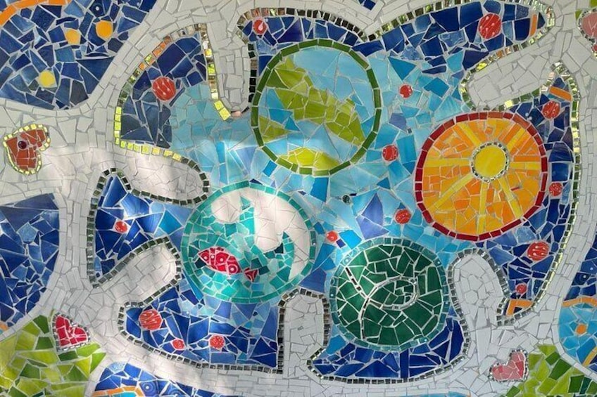 Un mosaico con patrones circulares y diseños florales. 4