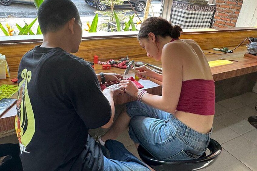 Twee personen zitten aan een tafel en zijn bezig met een creatieve activiteit. 1