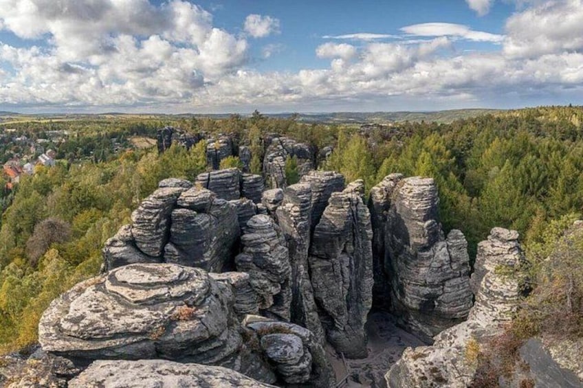 Paesaggio con formazioni rocciose e una zona boschiva. 3