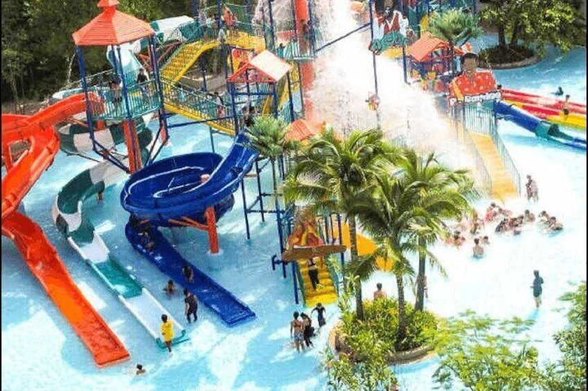 Un parc aquatique doté de nombreux toboggans et d’attractions aquatiques. 1