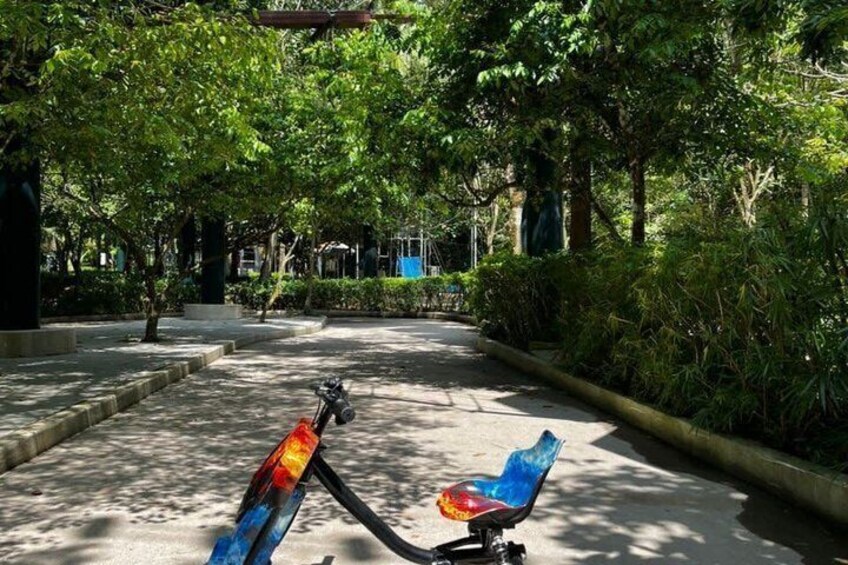 Un parc avec un vélo et un banc. 4