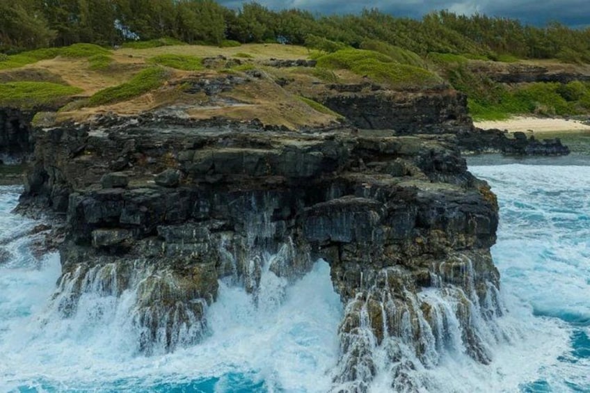 Un paisaje costero rocoso con olas rompiendo contra las rocas. 1