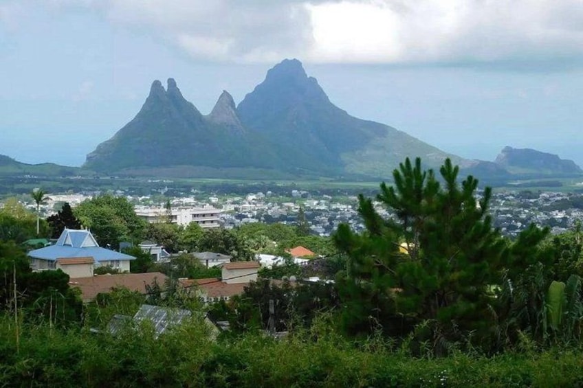 Un pueblo con casas y una cadena montañosa al fondo. 4