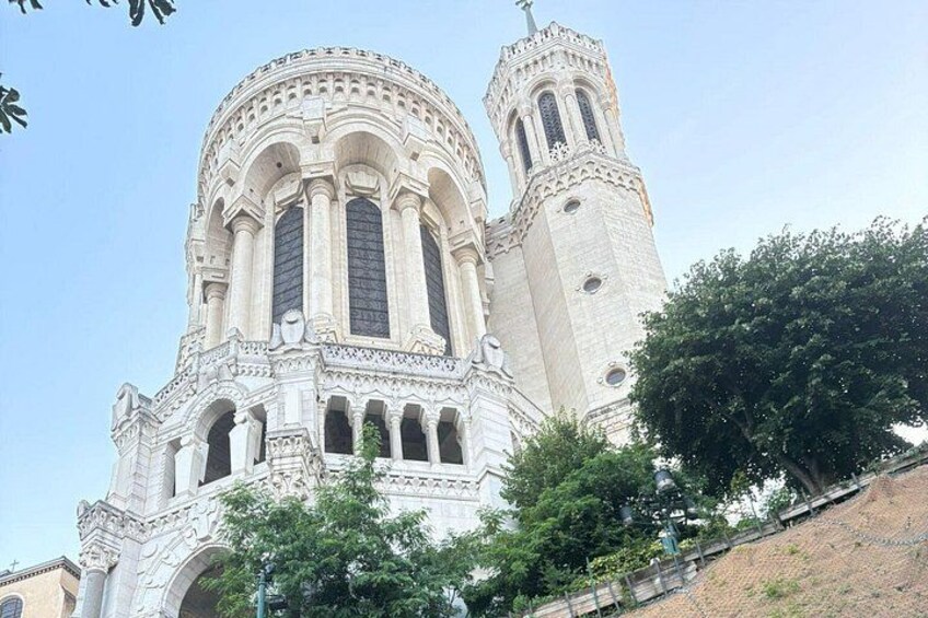 En stor, udsmykket katedral med en markant kuppel og to tårne. 2