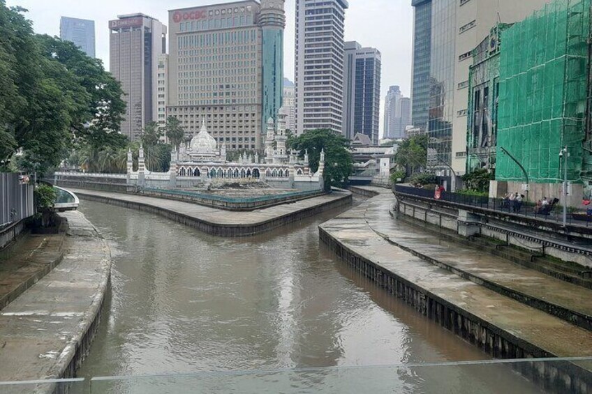 Un río con un puente y un edificio blanco con una cúpula en el centro. 3