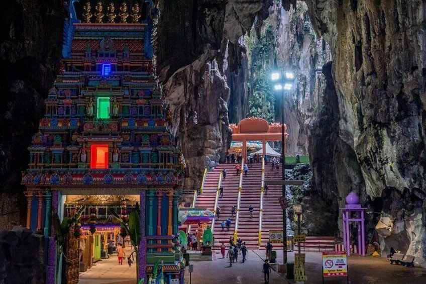 Un templo con decoraciones coloridas y una escalera que lleva a una estructura de techo rojo. 1