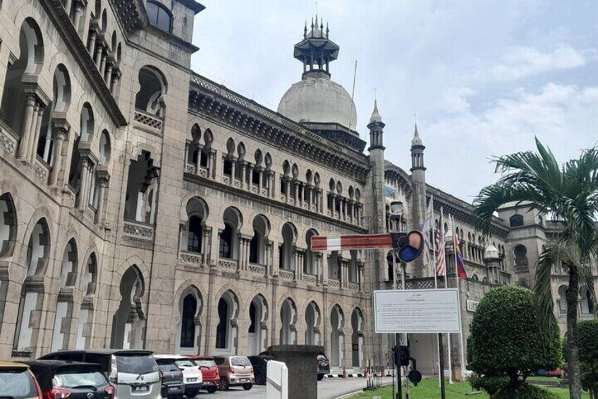 Un edificio grande e histórico con ventanas arqueadas y una cúpula. 5