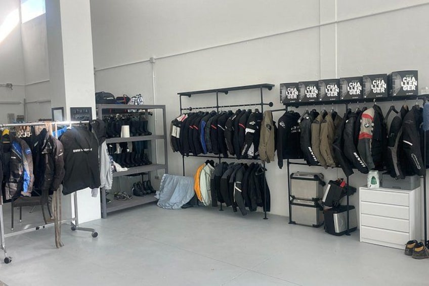 Un magasin de vêtements où l’on trouve des présentoirs remplis de vestes et de manteaux. 5