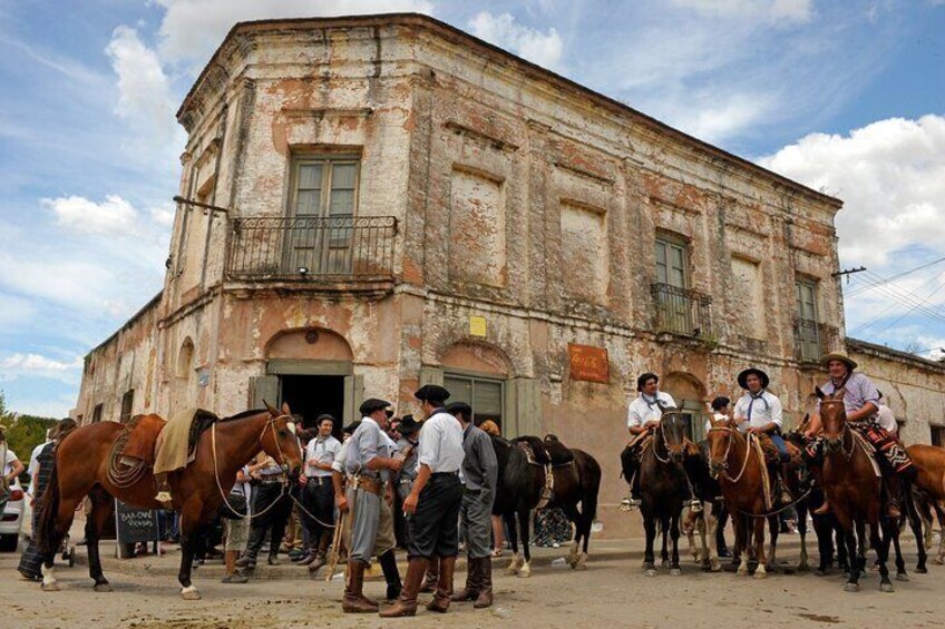 Gauchos in front of the Boliche de Bessonart