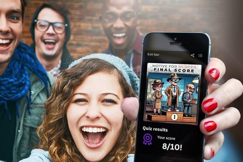 Een persoon houdt een smartphone vast waarop een quizresultaat met een score van 8/10 wordt getoond. 2