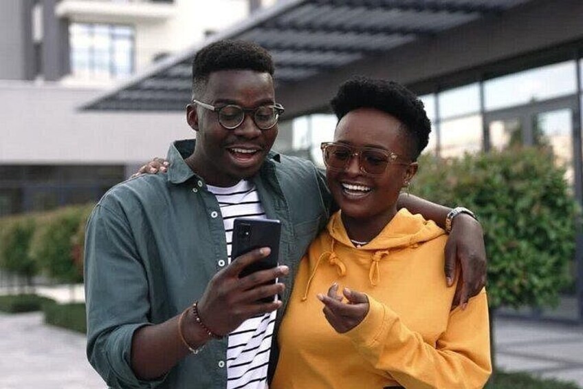 Twee personen buiten, één persoon houdt een smartphone vast. 4