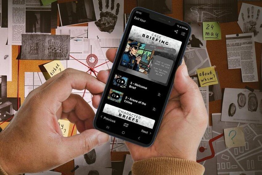 Iemand houdt een smartphone vast waarop een dossier-app wordt getoond, met verschillende secties zoals 'Welkom', 'Strafrecht' en 'Karakterbeschrijvingen'. 5