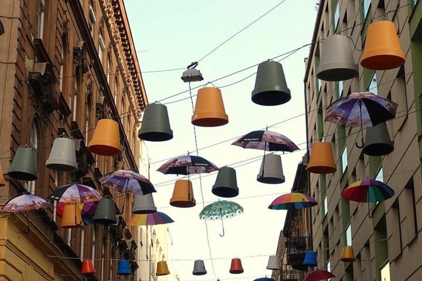 Una calle con edificios y objetos colgando. 3