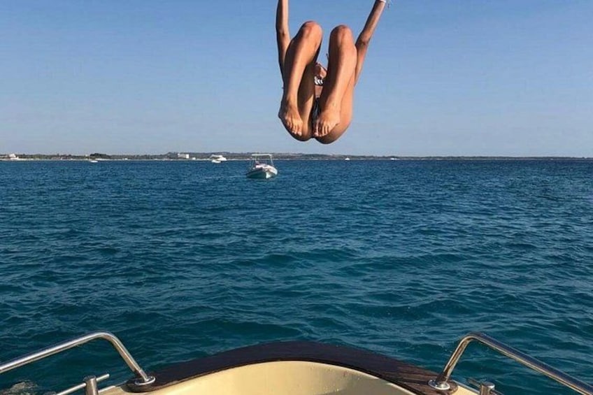 Iemand springt in zee vanaf een boot. 3