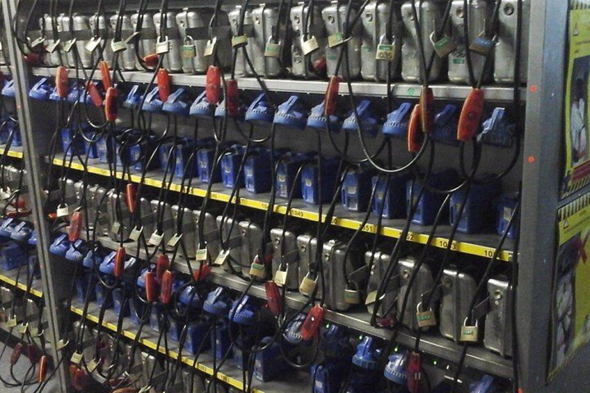 Un estante con equipo eléctrico, varios conectores y cables. 5