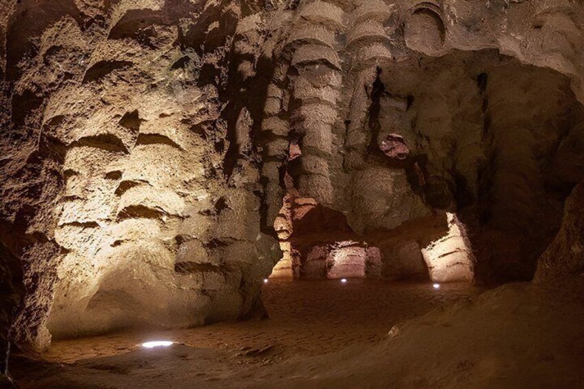 En grotta med stalaktiter och en central kammare. 1