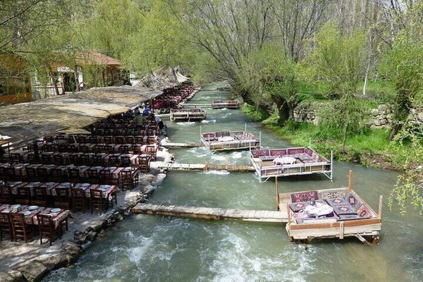 Un río con barcos y una zona de estar a lo largo de la orilla. 1