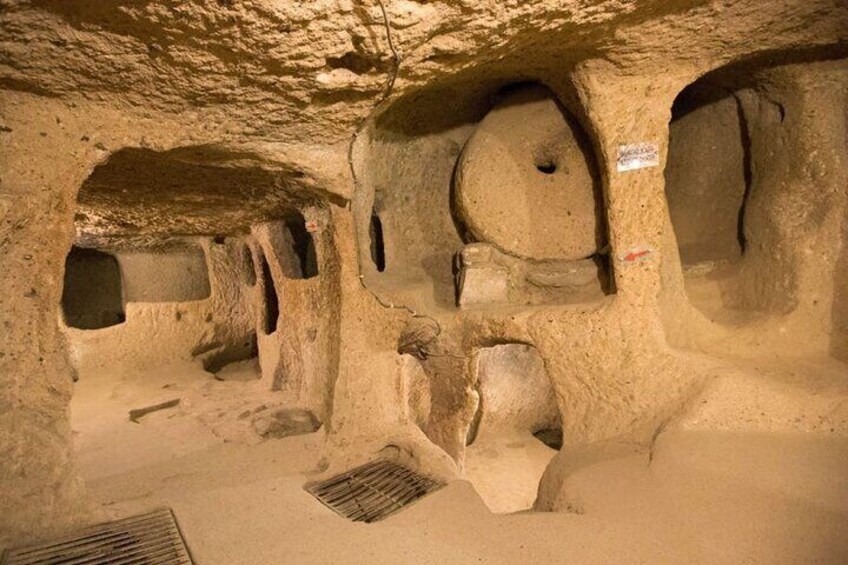 Cueva subterránea con formaciones rocosas naturales y un sistema de drenaje. 3