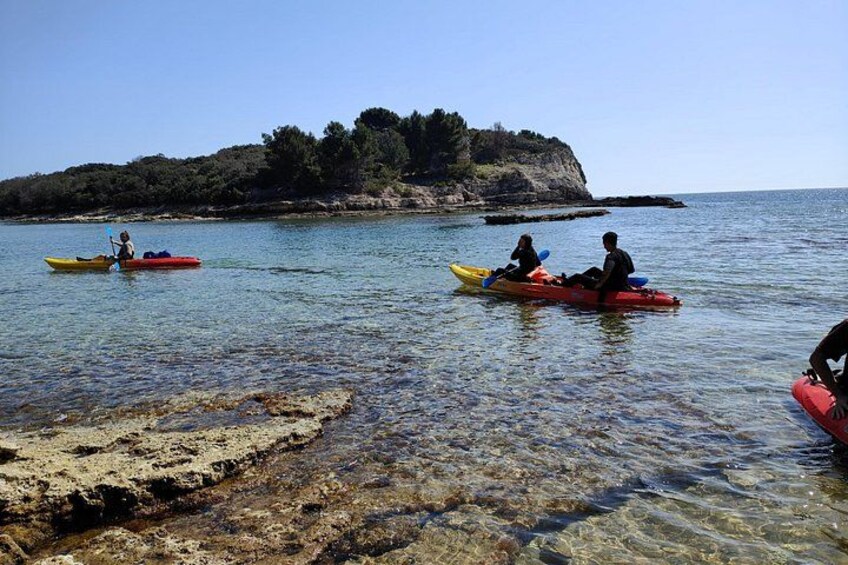 Kayakistas en aguas tranquilas con buena visibilidad hacia la orilla. 3