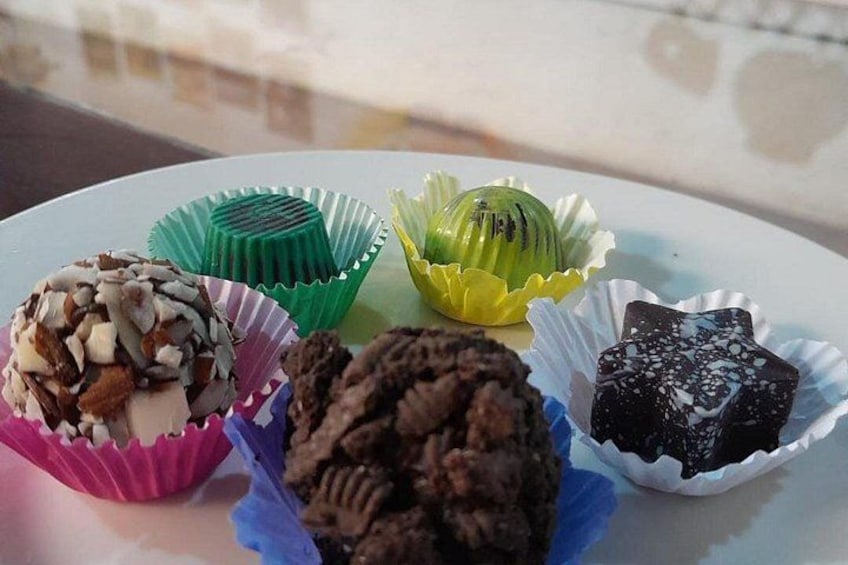 Un piatto con diversi pasticcini in bicchierini di carta colorata. 4