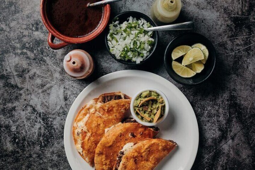 Un plato con tres quesadillas, un tazón de salsa y un recipiente pequeño de guacamole. 4