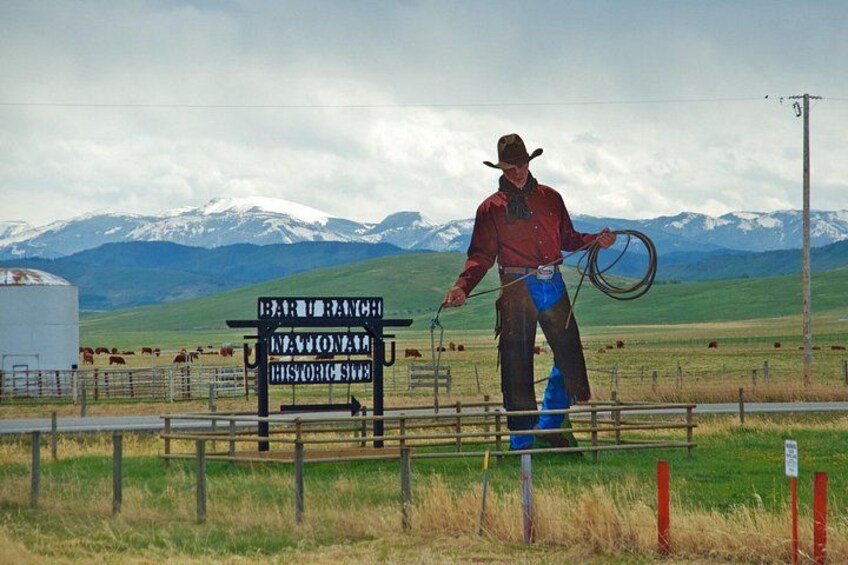 Bar U Ranch preserves Alberta’s ranching heritage with historic buildings set against open prairie skies. 2